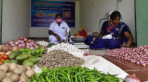 திருச்சி கள்ளிக்குடி மத்திய வணிக வளாகத்தில் வியாபாரத்தில் ஈடுபட்ட விவசாயிகள். | படம்: ஜி.ஞானவேல்முருகன்.