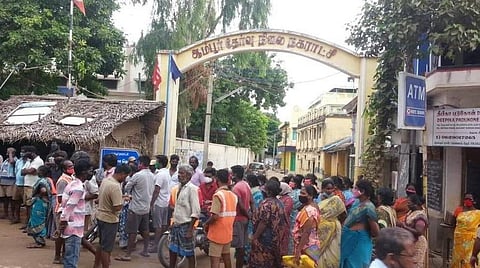 ஆம்பூர் நகராட்சி அலுவலகத்தை முற்றுகையிட்டு போராட்டத்தில் ஈடுபட்ட தூய்மைப் பணியாளர்கள்.