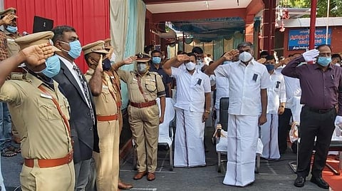 திருப்பத்தூரில் நடைபெற்ற வீரவணக்க நிகழ்ச்சியில் உயிர்த்தியாகம் செய்த காவல்துறையினருக்கு அமைச்சர் கே.சி.வீரமணி, டிஐஜி காமினி, ஆட்சியர் சிவன் அருள், எஸ்பி விஜயகுமார் ஆகியோர் அஞ்சலி செலுத்தினர்.