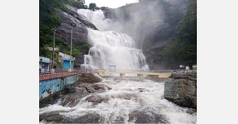 குற்றாலம் பேரருவியில் நேற்று 4-வது நாளாக தண்ணீர் ஆர்ப்பரித்துக் கொட்டியது.