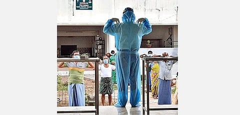 நாட்றாம்பள்ளி அரசு பாலிடெக்னிக் கல்லூரி வளாகத்தில் அமைக்கப்பட்டுள்ள சித்த மருத்துவ சிகிச்சை மையத்தில் நோயாளிகளுக்கு யோகா, நடனம் உள்ளிட்ட பயிற்சிகள் அளிக்கப்படுகின்றன