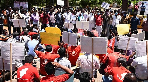 திருச்சி பொன்மலை ரயில்வே பணிமனை முன் போராட்டத்தில் ஈடுபட்ட பல்வேறு அமைப்பினர். படம்: ஜி.ஞானவேல்முருகன்