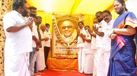 தமிழக முன்னாள் முதல்வர் கருணாநிதியின் 2-ம் ஆண்டு நினைவு தினம்: மதுரையில் திமுகவினர் மரியாதை