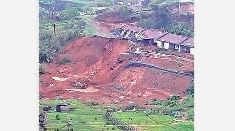 உதகையை அடுத்த எமரால்டு பகுதியில் ஏற்பட்ட மண் சரிவு.