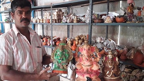 விநாயகர் சிலைகள் தயாரிக்க ஆர்டர்கள் இல்லாததால் வேலையிழந்த தொழிலாளர்கள்: கடைசி நேர ஆர்டர்களுக்காகக் காத்திருப்பு