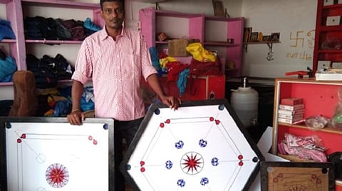 6 பேர் விளையாடும் வகையில் அறுங்கோண கேரம் போர்டு தயாரித்த சிங்கம்புணரி கடை உரிமையாளர்