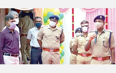 மயிலாப்பூர் காவல் துணை ஆணையர் அலுவலகத்தில் நேற்று நடைபெற்ற நிகழ்ச்சியில் கரோனா பாதிப்பில் இருந்து மீண்டு பணிக்கு திரும்பிய காவலர்களை காவல் ஆணையர் மகேஷ்குமார் அகர்வால் வரவேற்று பேசினார்.