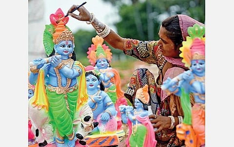 நாடு முழுவதும் கிருஷ்ண ஜெயந்தி இன்று கொண்டாடப்படும் நிலையில், திருவள்ளூர் மாவட்டம் ஊத்துக்கோட்டை அடுத்த சுருட்டப்பள்ளியில் சாலையோரம் விற்பனைக்காக வைக்கப்பட்டுள்ள விதவிதமான கிருஷ்ணர் பொம்மைகளுக்கு வர்ணம் பூசும் வட மாநிலப் பெண். படம்: ம.பிரபு