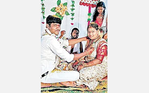 இந்து முறைப்படி திருமணம் செய்து கொண்ட இஸ்லாமிய மணப் பெண்ணும், கிறிஸ்தவ மணமகனும்.