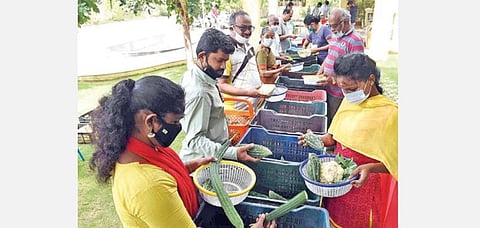 கோவையில் உள்ள அடுக்குமாடி மற்றும் தனி குடியிருப்பு வளாகத்தில் விவசாயிகள், நுகர்வோர் இடையேயான நேரடி விற்பனை சந்தை திட்டத்தில் காய்கறிகளை வாங்கும் குடியிருப்போர். படம்: ஜெ.மனோகரன்