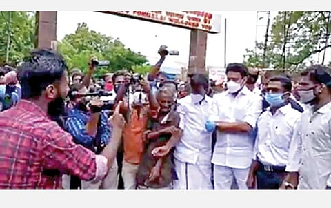 பொன்மலை ரயில்வே பணிமனை முன் நடைபெற்ற ஆர்ப்பாட்டத்தின்போது அன்பில் மகேஷ் பொய்யாமொழியிடம் ஆக்ரோஷமாக பேசிய இளைஞர்.