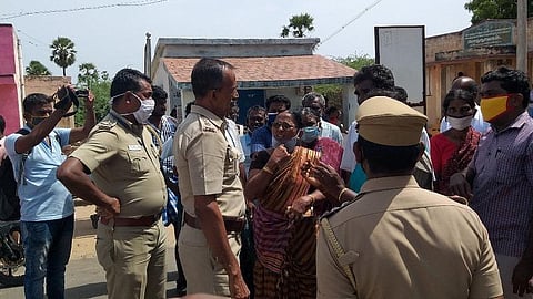 வேம்பார் அருகே பெரியசாமிபுரத்தில் உயர் மின் அழுத்த மின் கம்பங்கள் அமைக்க கிராம மக்கள் எதிர்ப்பு- அதிகாரிகள் பேச்சுவார்த்தை