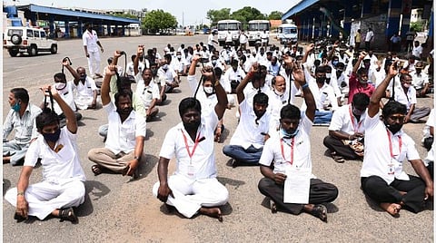 திருச்சி மத்திய பேருந்து நிலையத்தில் போராட்டத்தில் ஈடுபட்ட வாகன ஓட்டுநர்கள். படம்: ஜி.ஞானவேல்முருகன்.