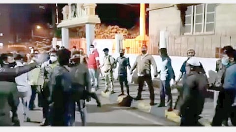 பெங்களூரு ஷாம்புரா சாலையில் உள்ள அனுமன் கோயிலை சுற்றி பாதுகாப்புக்காக நின்ற இஸ்லாமிய இளைஞர்கள்.