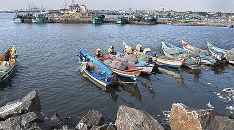 20 நாட்களாகியும் கரை திரும்பவில்லை; மீனவர்களை மீட்க கோரி காசிமேட்டில் சாலை மறியல்: நடவடிக்கை எடுப்பதாக அமைச்சர் உறுதி