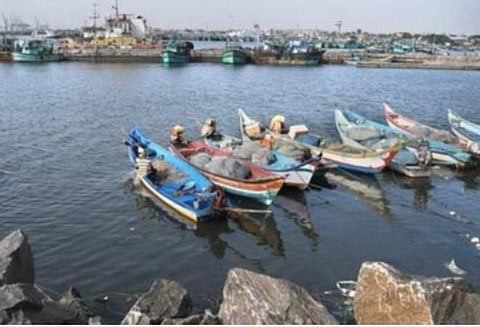 எல்லை தாண்டி மீன்பிடிக்கச் சென்றால் கடும் நடவடிக்கை: நாகை ஆட்சியர் எச்சரிக்கை