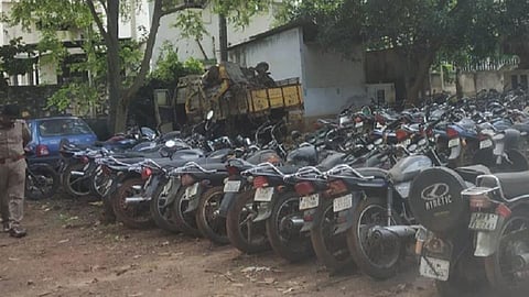 மார்த்தாண்டம் காவல் நிலையத்தில் வழக்குகளில் பறிமுதல் செய்யப்பட்ட பைக்குகள் மாயம்; ஆய்வாளர் உட்பட 3 போலீஸார் ஆயுதப்படைக்கு மாற்றம்