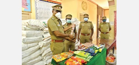 தூத்துக்குடியில் பறிமுதல் செய்யப்பட்ட குட்கா பாக்கெட்களை எஸ்பி ஜெயக்குமார் பார்வையிட்டார். படம்: என்.ராஜேஷ்