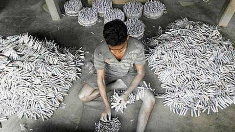 பட்டாசு ஆலையில் பணியாற்றிய சிறுவர்கள், குழந்தைத் தொழிலாளர்கள் 24 பேர் மீட்பு