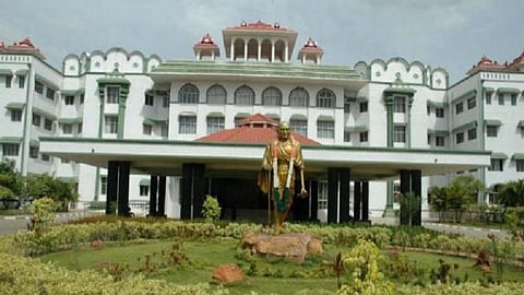 தூத்துக்குடி துறைமுகத்தில் 7 ஆண்டாக நிற்கும் அமெரிக்க ஆயுதக் கப்பலை விற்க அனுமதி கோரி வழக்கு- அமெரிக்க நிறுவனத்துக்கு உயர் நீதிமன்றம் நோட்டீஸ்
