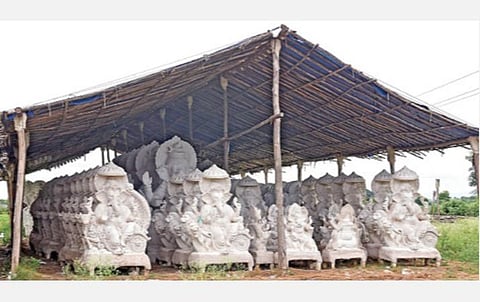 விநாயகர் சதுர்த்திக்கு இன்னும் ஒருவாரமே உள்ள நிலையில் திருவள்ளூர் மாவட்டம் ஆரணியில் சிறியது முதல் பெரிய அளவிலான சிலைகள் தயாரிக்கப்பட்டு யாரும் ஆர்டர் கொடுக்காததால் வர்ணம் பூசாமல் நிறுத்தி வைத்துள்ளனர்.படம் .ம.பிரபு