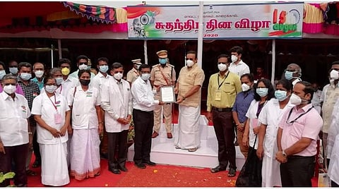 கோவிட் தடுப்பு பணியில் ஈடுபட்டு வரும் முன் களப் பணியாளர்களான நல்வழித்துறை அலுவலர்கள், ஊழியர்களை கவுரவித்து பரிசளித்த அமைச்சர் எம்.ஓ.எச்.எஃப்.ஷாஜகான். படங்கள்: வீ.தமிழன்பன்