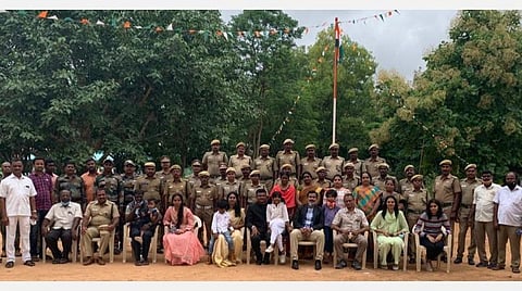 ஓசூர் வனக்கோட்ட அலுவலகத்தில் நடைபெற்ற 74-வது சுதந்திரதின விிழாவில் விருது பெற்றவர்களுடன் மாவட்ட வன உயிரினக் காப்பாளர் செ. பிரபு மற்றும் பலர்.