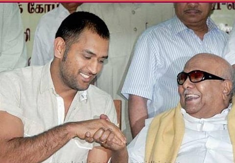 தோனியும் மறைந்த முன்னாள் முதல்வர் கருணாநிதியும்: கோப்புப்படம்