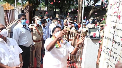 கீழூரில் உள்ள கல்வெட்டில் மலர் தூவி மரியாதை செலுத்துகிறார் முதல்வர் நாராயணசாமி.