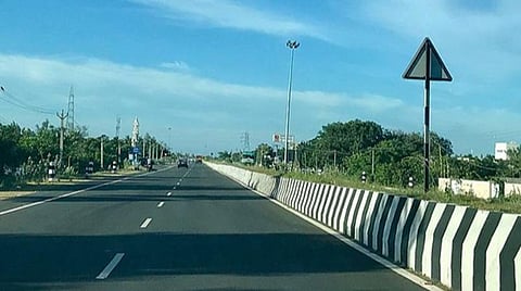 சென்னை இசிஆர் சாலையில் விதிகளை மீறிக் கட்டப்பட்ட 4 பங்களாக்கள்: இடித்து தள்ள உயர் நீதிமன்றம் உத்தரவு