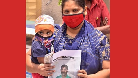 ஓமன் நாட்டில் சிறைபிடிக்கப்பட்ட நெல்லை பொறியாளரை மீட்கக் கோரி குடும்பத்தினர் மனு