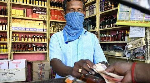 சமூக இடைவெளியுடன் வரிசையில் வர ஏற்பாடு சென்னையில் டாஸ்மாக் கடைகள் இன்று திறப்பு: டோக்கன், முகக்கவசம் இல்லாவிட்டால் மது கிடையாது
