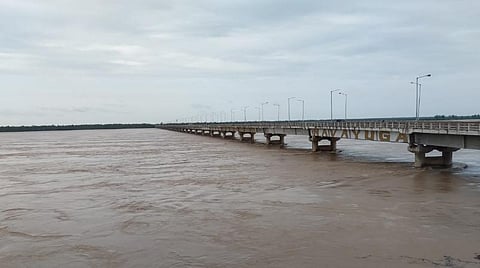 கோதாவரி ஆற்றில் ஏற்பட்ட வெள்ளப்பெருக்குக் காரணமாக ஏனாம் பகுதியில் உட்புகுந்த வெள்ள நீர்