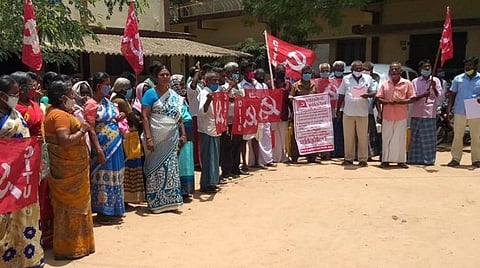 கட்டுமான தொழிலாளர்களுக்கு கரோனா நிவாரண நிதி கோரி கோவில்பட்டியில் தொழிலாளர் துணை ஆய்வாளர் அலுவலகம் முன்பு காத்திருப்பு போராட்டம்