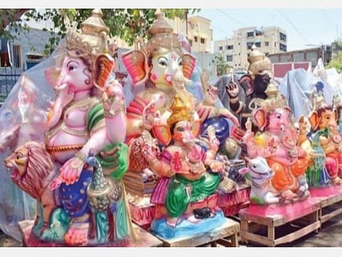 மக்களின் உணர்வு, சிலை செய்யும் கைவினைக் கலைஞர்கள் நிலை: விநாயகர் சதுர்த்தி நிபந்தனையில் தளர்வு உண்டா?- உயர் நீதிமன்றம் அரசுக்கு கேள்வி