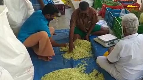 ஓணம், விநாயகர் சதுர்த்தி சீஸனை முன்னிட்டு தோவாளை மலர் சந்தையில் பூக்கள் விலை ஏற்றம்; மல்லிகை கிலோ ரூ.600க்கு விற்பனை