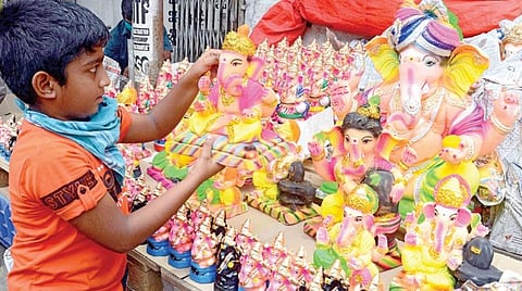 வீடுகளில் வைத்து வழிபட விநாயகர் சிலைகள் விற்பனை: ஆர்வமுடன் வாங்கி செல்லும் பொதுமக்கள்