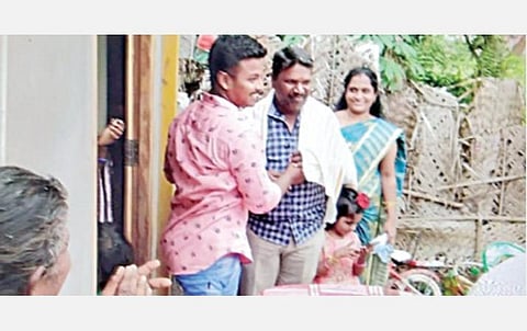 ஆம்பூர் அருகே பிறந்த நாள் விழாவில் பங்கேற்ற காவல் உதவி ஆய்வாளர் விஸ்வநாதனுக்கு சால்வை அணிவித்து வரவேற்ற சாராய வியாபாரி அஜீத்.