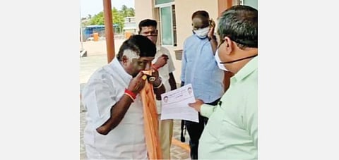 முகக்கவசம் அணியாதது குறித்து ஆட்சியர் கு.ராசாமணி கேட்டவுடன், தனது வேட்டியால் வாயை மறைத்தபடி பேசிய இந்து மக்கள் கட்சி நிர்வாகி.