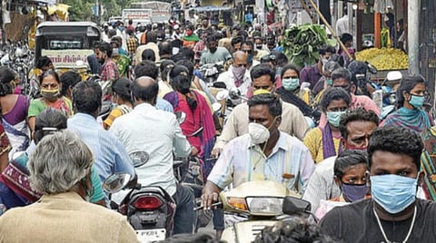 விநாயகர் சதுர்த்தியை முன்னிட்டு புதுச்சேரி பெரிய மார்க்கெட்டில் பொருட்கள் வாங்க நேற்று மாலை அலைமோதிய மக்கள் கூட்டம். படம்: எம்.சாம்ராஜ்
