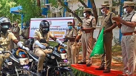 தூத்துக்குடியில் நடைபெற்ற நிகழ்ச்சியில் 'பிரிகேட்' மோட்டார் சைக்கிள் ரோந்து தனிப்படையை மாவட்ட காவல் கண்காணிப்பாளர் எஸ்.ஜெயக்குமார் நேற்று கொடியசைத்து தொடங்கி வைத்தார். படம்: என்.ராஜேஷ்