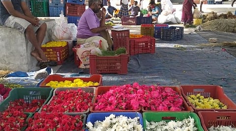 விநாயகர் சதுர்த்தியை முன்னிட்டு 5 மாதத்திற்கு பின்பு களைகட்டிய தோவாளை மலர் சந்தை: வெளியூர்களில் இருந்து பூக்கள் வரத்து அதிகம்