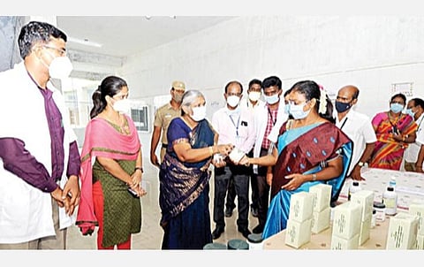 திருவள்ளூர் அருகே பூதூரில் செயல்படாதிருந்த தனியார் மருத்துவ கல்லூரி வளாகத்தில் அமைக்கப்பட்டுள்ள ’கரோனா’ சிறப்பு சித்த மருத்துவ சிகிச்சை மையத்தை, ஆட்சியர் மகேஸ்வரி நேற்று திறந்துவைத்து, சிகிச்சைக்காக பயன்படுத்தப்பட உள்ள சித்த மருந்துகளை பார்வையிட்டார்.