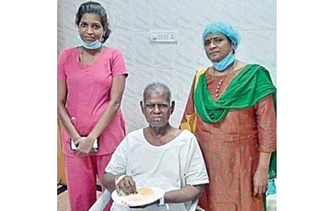 மருத்துவமனையில் நல்லகண்ணு.