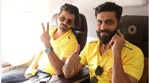 ஐக்கிய அரபு அமீரகம் புறப்பட்ட சிஎஸ்கே வீரர்கள் ரவிந்திர ஜடேஜா | படம் உதவி: ட்விட்டர்.