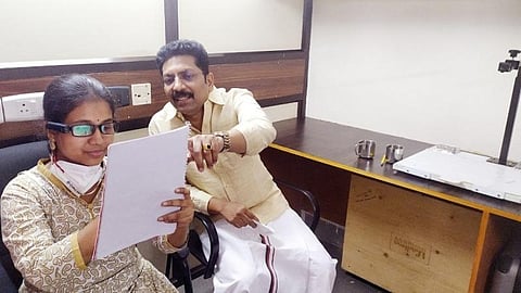 யூபிஎஸ்சி தேர்வில் வெற்றி பெற்ற பார்வை சவால் கொண்ட பூர்ண சுந்தரிக்கு 'ஆர்கேம்' கருவி: திமுக எம்.எல்.ஏ. ஏற்பாடு