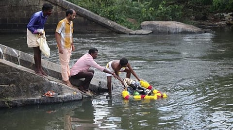குமரியில் 1000-க்கும் மேற்பட்ட விநாயகர் சிலைகள் பிரதிஷ்டை: சமூக இடைவெளியுடன் நீர்நிலைகளில் கரைப்பு
