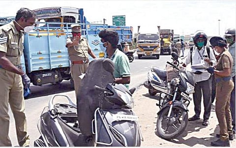 வாகனங்களில் மாவட்டம் விட்டு மாவட்டம் செல்வதற்காக வரும் பயணிகள் இ-பாஸ் அனுமதி பெற்றுள்ளனரா என ஆய்வு செய்யும் போலீஸார். (கோப்புப் படம்)
