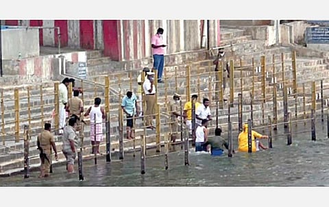பவானி கூடுதுறையில் அமைச்சர் ராஜேந்திரபாலாஜி நேற்று புனித நீராடினார்.