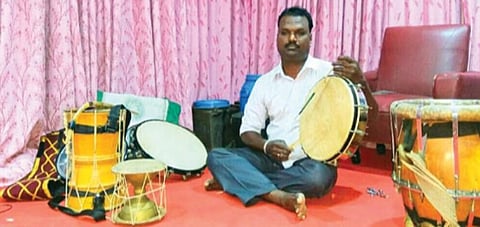பல்வேறு விதமான இசைக் கருவிகளுடன் ஆண்ட்ரூஸ்.